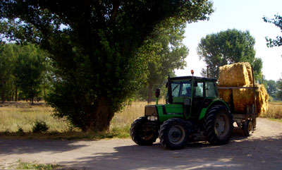Tractor con su carga de paja