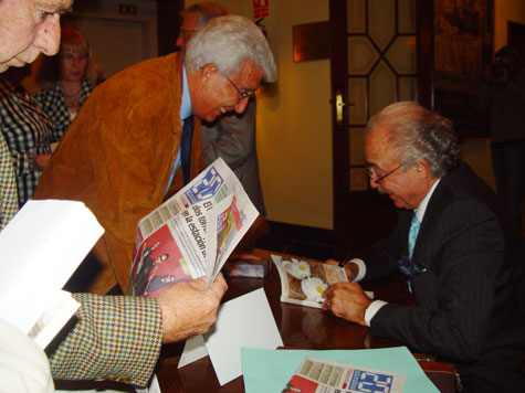 Francisco Ponce (escritor y articulista de 20minutos) Firmando su libro